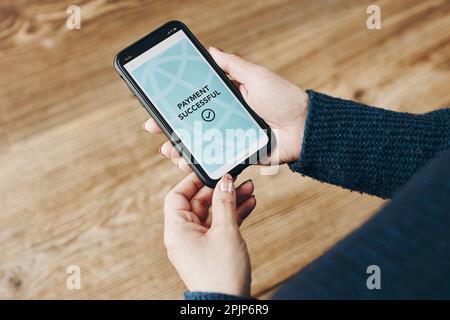 Frau, die mit dem Smartphone für Online-Shopping bezahlt. Bezahlen mit schnellem, sicherem Zahlungssystem. Frau zahlt Rechnungen mit Express-Zahlungstechnologie. Bezahlen Stockfoto