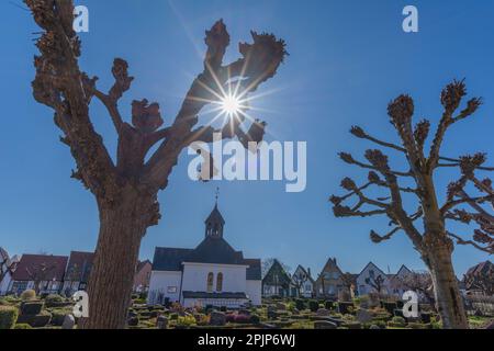 Kapelle und historischer Friedhof von 1863, altes Fischerdorf Holm, Schleswig-Stadt am Schlei-Fjord, Schleswig-Holstein, Norddeutschland, Europa Stockfoto