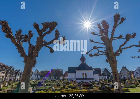 Kapelle und historischer Friedhof von 1863, altes Fischerdorf Holm, Schleswig-Stadt am Schlei-Fjord, Schleswig-Holstein, Norddeutschland, Europa Stockfoto