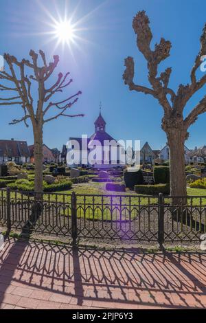 Kapelle und historischer Friedhof von 1863, altes Fischerdorf Holm, Schleswig-Stadt am Schlei-Fjord, Schleswig-Holstein, Norddeutschland, Europa Stockfoto