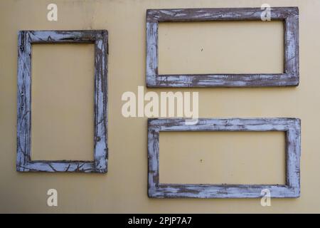 Drei alte Holzrahmen auf Stuckwand, Nahaufnahme Stockfoto