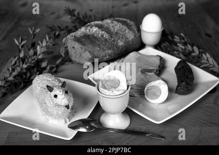 Traditionelle Gerichte zum Osterfrühstück und Butterlamm in Polen, einfarbig Stockfoto