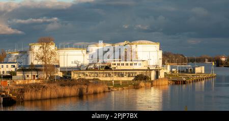 Lagerung des Chemikalientanks im Anschluss Stockfoto