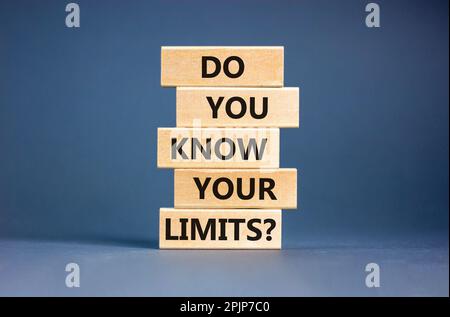 Kennen Sie das Limitsymbol? Konzeptbegriffe kennst du deine Grenzen bei Holzblöcken? Wunderschöner grauer Tischhintergrund. Das Geschäft kennen Sie Stockfoto