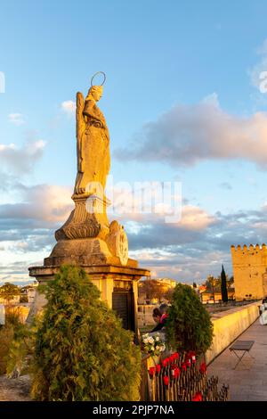 Statue des Heiligen Raffael auf der römischen Brücke, Cordoba, Andalusien, Spanien, Südwesteuropa Stockfoto