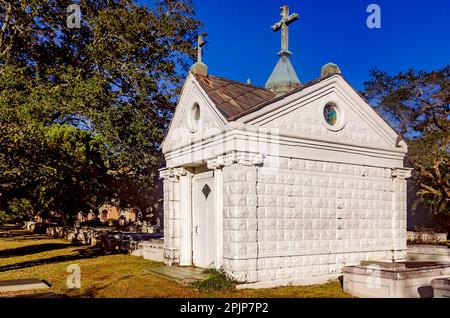 Die Sonne geht auf einem Mausoleum auf dem Malbis-Friedhof in der Malbis-Gedächtniskirche am 7. Januar 2023 in Daphne, Alabama, unter. Stockfoto