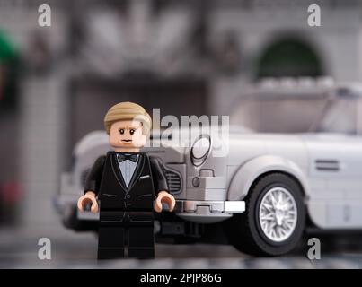 Tambov, Russische Föderation - 06. Januar 2023 Ein Lego No Time to die-James Bond Minifigure steht neben seinem 007 Aston Martin DB5 grauen Auto von LEGO Spee Stockfoto