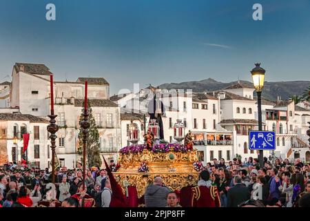 Ronda, Spanien. 02. April 2023. Eine riesige Plattform mit einer Statue von Jesus Christus wird während einer Palmensonntagesprozession, die am ersten Tag der Heiligen Woche oder am 2. April 2023 in Ronda, Spanien, stattfindet, über die Steinbrücke Puente Nuevo aus dem 17. Jahrhundert getragen. Ronda, die sich im 6. Jahrhundert v. Chr. niedergelassen hat, hält seit über 500 Jahren Heilige Woche-Prozessionen ab. Kredit: Richard Ellis/Richard Ellis/Alamy Live News Stockfoto