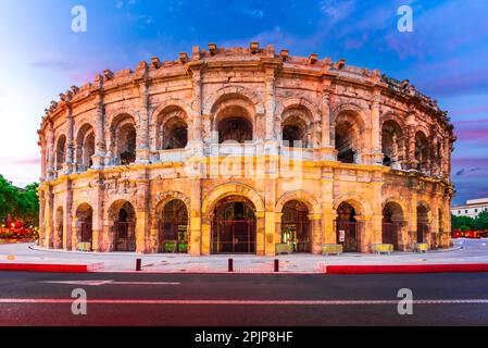 Nimes, Frankreich. Arena gut erhaltenes römisches Amphitheater in der Provence, erbaut im 1. Jahrhundert n. Chr. und bekannt für seine historische Bedeutung. Stockfoto