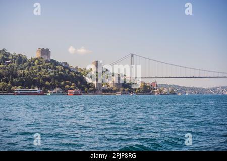 Türkei, Istanbul, Häuser unter Fatih Sultan Mehmet Brücke über den Bosporus Stockfoto