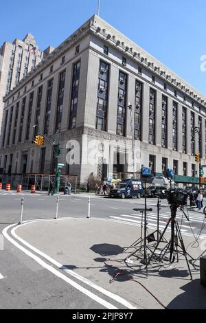 Vor dem Strafgericht in New York, USA, am Montag, den 3. April 2023. Donald Trump wurde der erste ehemalige US-Präsident, der angeklagt wurde, als eine Manhattan Grand Jury, Manhattan District Attorney Alvin Bragg, im Januar zusammentrat, feststellte, dass genügend Beweise Vorlagen, um einen Fall gegen ihn einzuleiten. Kredit: Brasilien Photo Press/Alamy Live News Stockfoto