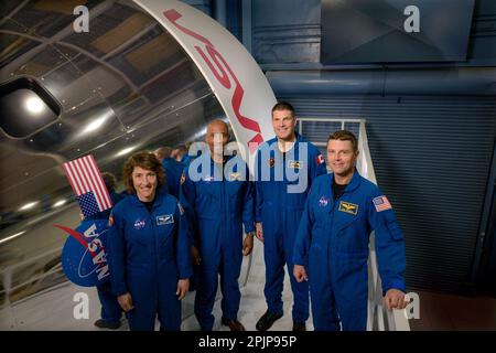 Die Crew von Artemis II (von links nach rechts): NASA-Astronauten Christina Hammock Koch, Victor Glover, Astronaut Jeremy Hansen der kanadischen Weltraumorganisation und NASA-Astronaut Reid Wiseman, posieren mit dem Orion-Simulator. Die NASA und die Canadian Space Agency (CSA) gaben während einer Veranstaltung am Montag, den 3. April 2023, die vier Astronauten bekannt, die sich um den Mond auf Artemis II herum wagen werden, die erste Besatzungsmission auf dem Weg der NASA zu einer langfristigen Präsenz auf dem Mond. Am Ellington Field in der Nähe des Johnson Space Center der NASA in Houston. NASA Foto: James Blair/UPI Stockfoto