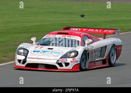 Saleen S7 R mit Shaun Balfe und Jamie Derbyshire beim FIA GT Championship-Rennen auf der Silverstone GP-Rennstrecke. 7. Mai 2006 Stockfoto