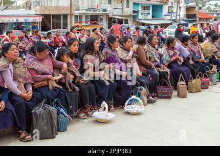 Mexikanische Ureinwohner der Tzeltal Maya in traditioneller Kleidung bei mehrfachen Hochzeitsfeiern, Zinacanta, Mexiko. Stockfoto