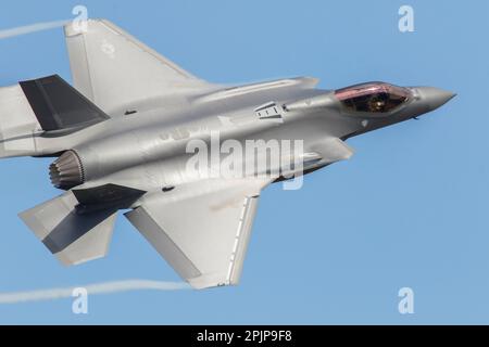 Ein USAF F-35A Lightning führt am 3. April 2023 auf der RAF Lakenheath in Suffolk, England, Aerobatik auf Stockfoto