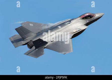 Ein USAF F-35A Lightning führt am 3. April 2023 auf der RAF Lakenheath in Suffolk, England, Aerobatik auf Stockfoto