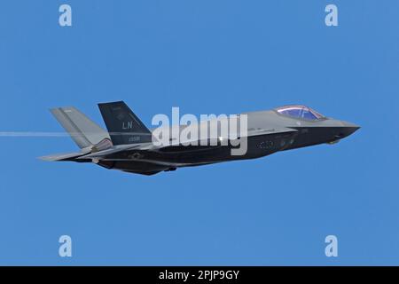 Ein USAF F-35A Lightning führt am 3. April 2023 auf der RAF Lakenheath in Suffolk, England, Aerobatik auf Stockfoto