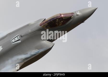 Ein USAF F-35A Lightning führt am 3. April 2023 auf der RAF Lakenheath in Suffolk, England, Aerobatik auf Stockfoto