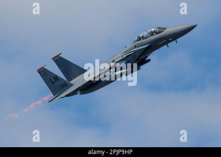 Ein Kampfflugzeug der USAFE F-15E mit Afterburners auf der RAF Lakenheath in Suffolk, England, 2. April 2023 Stockfoto