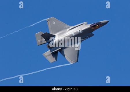 Ein USAF F-35A Lightning führt am 3. April 2023 auf der RAF Lakenheath in Suffolk, England, Aerobatik auf Stockfoto