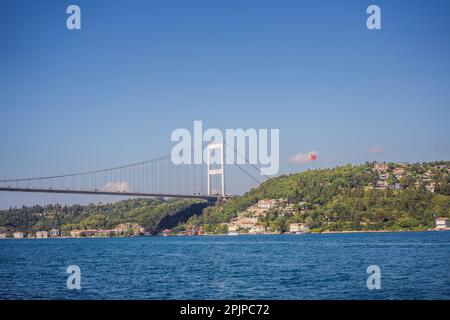 Türkei, Istanbul, Häuser unter Fatih Sultan Mehmet Brücke über den Bosporus Stockfoto