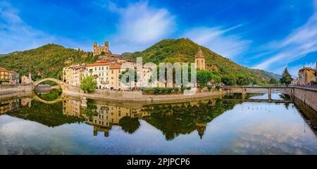 Panoramablick auf das mittelalterliche Dorf Dolceacqua an der Ligurischen Riviera, Burg Doria, alte Monet-Brücke, Italien, Ligurien, Provinz Imperia Stockfoto