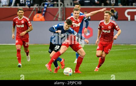 Merkur Spielarena Düsseldorf Deutschland, 31,3.2023, Fußball: 2. Bundesliga Saison 2022/23 Spieltag 26, Fortuna Düsseldorf (F95), Red vs Hamburger Sportverein (HSV) , blau — Noah Katterbach (HSV), Marcel Sobottka (F95) Stockfoto