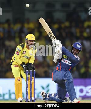 Chennai, Indien, 03/04/2023, Spiel Nr. 6 : TATA IPL 2023: CSK vs. LSG : Chennai Super Kings vs Lucknow Super Giants : MSD von CSK im MAC-Stadion in Chennai.CSK erzielte in 20 Overs 217 von 7 Punkten. Kyle Mayers schlägt eine sechs Stockfoto