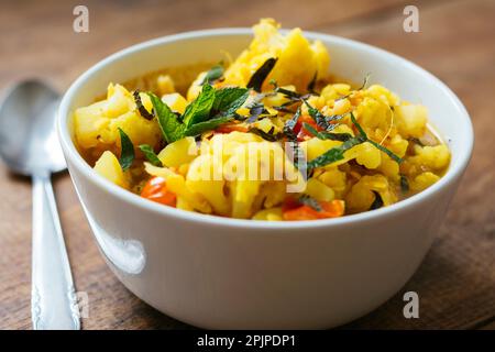 Gelbe Linse, Blumenkohl, Kartoffel-Curry-Suppe Stockfoto