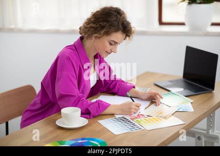 Porträt Einer Wunderschönen Jungen Freiberuflerin, Die Im Büro Arbeitet Stockfoto