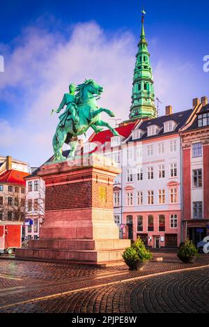 Kopenhagen, Dänemark. Slotsholmskanalen ist ein malerischer Kanal im Herzen der Stadt mit historischen und wichtigen Gebäuden. Stockfoto