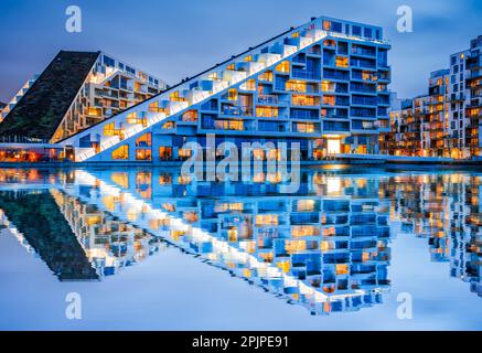 Kopenhagen, Dänemark. 8 House, auch bekannt als Big House, großes gemischtes Bauprojekt, neuer Vorort von Orestad in Kobenhavn. Stockfoto