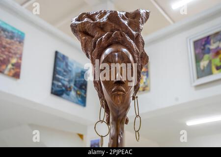 Der Bildhauer leitet die Nike Kunstgalerie in Abuja, der Hauptstadt Nigerias. Die Nike Kunstgalerie ist eine der größten Kunstgalerien in Westafrika. Abuja, Nigeria. Stockfoto