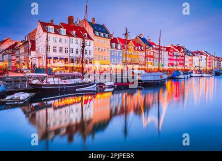 Der Charme von Kopenhagen, Dänemark in Nyhavn. Legendärer Kanal, farbenfrohe Morgendämmerung mit atemberaubenden Wasserreflexionen. Stockfoto