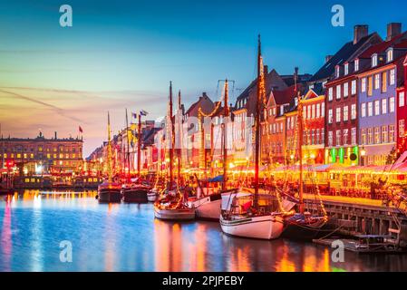 Kopenhagen, Dänemark. Charme des berühmten Kanals von Nyhavn, farbenfrohe Abenddämmerung, Reiselandschaften. Stockfoto