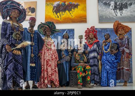 Adire Modeausstellung von Nike Monika Okundaye in der Nike Kunstgalerie in Abuja, der Hauptstadt Nigerias. Die Nike Kunstgalerie ist eine der größten Kunstgalerien in Westafrika. Abuja, Nigeria. Stockfoto