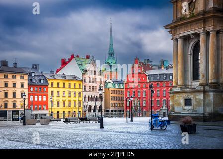 Stockholm, Schweden. Bezaubernder Riddarholmen Square und Gamla Stan, umgeben von einer bewölkten Dämmerung, malerische Atmosphäre für Reisende. Stockfoto