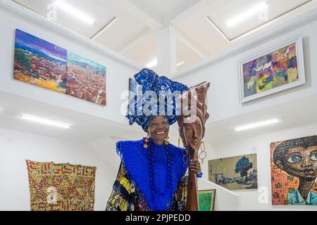 Porträt von Nike Monika Okundaye in der Nike Kunstgalerie in Abuja, Nigerias Hauptstadt. Die Nike Kunstgalerie ist eine der größten Kunstgalerien in Westafrika. Abuja, Nigeria. Stockfoto