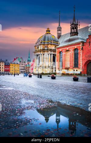 Stockholm, Schweden. Bezaubernder Riddarholmen Square und Gamla Stan, umgeben von einer bewölkten Dämmerung, malerische Reiseatmosphäre. Stockfoto