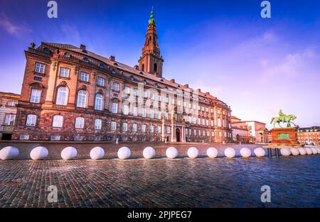 Kopenhagen, Dänemark. Christianborg an sonnigen Tagen, dänisches Parlament und Stadtzentrum. Stockfoto