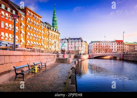 Kopenhagen, Dänemark. Hojbro Plads, malerischer Platz der Hochbrücke im Herzen der Stadt, mit historischen und wichtigen Gebäuden. Stockfoto