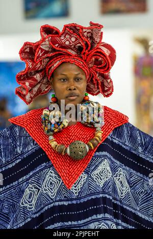 Adire Modeausstellung von Nike Monika Okundaye in der Nike Kunstgalerie in Abuja, der Hauptstadt Nigerias. Die Nike Kunstgalerie ist eine der größten Kunstgalerien in Westafrika. Abuja, Nigeria. Stockfoto