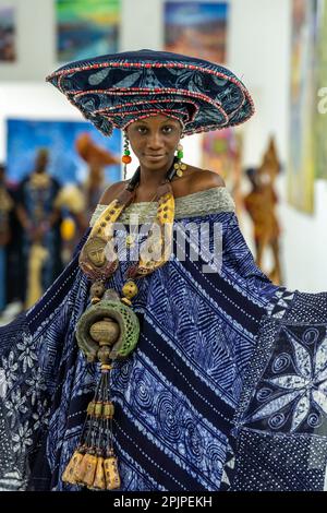 Adire Modeausstellung von Nike Monika Okundaye in der Nike Kunstgalerie in Abuja, der Hauptstadt Nigerias. Die Nike Kunstgalerie ist eine der größten Kunstgalerien in Westafrika. Abuja, Nigeria. Stockfoto