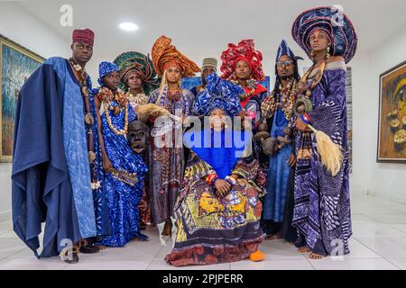 Adire Modeausstellung von Nike Monika Okundaye in der Nike Kunstgalerie in Abuja, der Hauptstadt Nigerias. Die Nike Kunstgalerie ist eine der größten Kunstgalerien in Westafrika. Abuja, Nigeria. Stockfoto