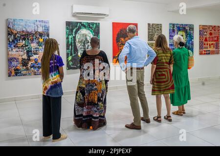 Besucher besuchen eine von Nike Monika Okundaye entworfene Kunstausstellung in der Nike Kunstgalerie in Abuja, der Hauptstadt Nigerias. Die Nike Kunstgalerie ist eine der größten Kunstgalerien in Westafrika. Abuja, Nigeria. Stockfoto