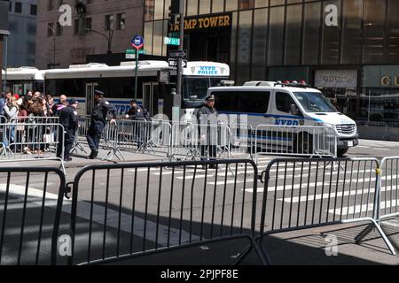 New York, USA, 3. April 2023. - Vor dem Trump Tower in New York am 3. April 2023. - Der ehemalige US-Präsident Donald Trump wird gebucht, mit Fingerabdrücken versehen und am Nachmittag des 4. April 2023 in einem Gericht in Manhattan ein Fahndungsfoto schießen lassen, bevor er vor einem Richter als erster US-Präsident erscheint, der einer Anklage ausgesetzt ist. Kredit: Brasilien Photo Press/Alamy Live News Stockfoto