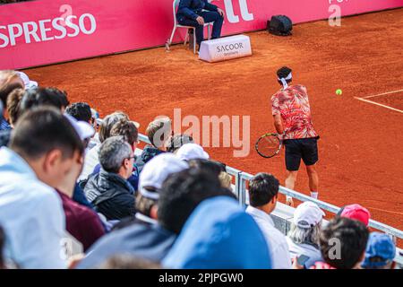 Estoril, Portugal. 03. April 2023. Marco Cecchinato aus Italien spielt in der 1. Runde des Millennium Estoril Open Turniers im CTE-Clube de TEnits do Estoril gegen Diego Schwartzman aus Argentinien. Kredit: SOPA Images Limited/Alamy Live News Stockfoto