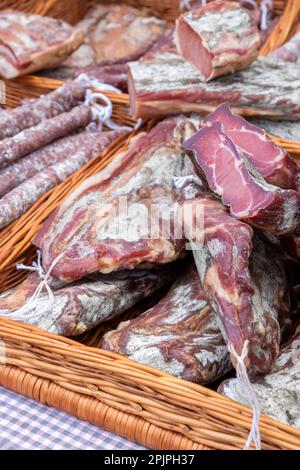 Nahaufnahme von katalanischen Schinken, Fuets und lacon oder Speck. Katalanische Handwerksprodukte. Stockfoto