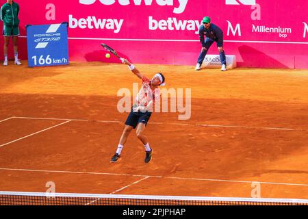 Estoril, Portugal. 03. April 2023. Marco Cecchinato aus Italien spielt in der 1. Runde des Millennium Estoril Open Turniers im CTE-Clube de TEnits do Estoril gegen Diego Schwartzman aus Argentinien. (Foto: Miguel Reis/SOPA Images/Sipa USA) Guthaben: SIPA USA/Alamy Live News Stockfoto