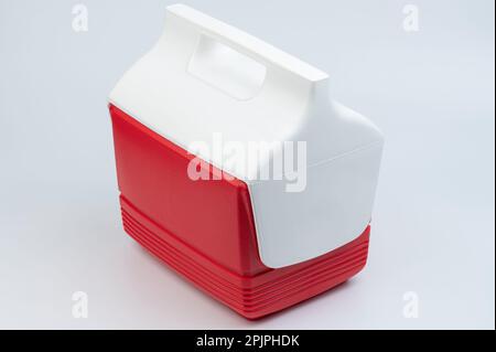 Perspektivische Ansicht des roten Kunststoff-Thermokastens isoliert auf weißem Studiohintergrund Stockfoto